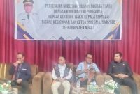 Gubernur NTT, Melkiades Laka Lena (kedua dari kanan) didampingi Bupati Ngada, Raymundus Bena (kedua dari kiri), Ketua DPRD Ngada, Romilus Juji (kanan) dan Kepala Dinas Pendidikan NTT, Ambrosius Kodo (kiri). (Foto: Frans Elfrat Dhena)