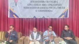 Gubernur NTT, Melkiades Laka Lena (kedua dari kanan) didampingi Bupati Ngada, Raymundus Bena (kedua dari kiri), Ketua DPRD Ngada, Romilus Juji (kanan) dan Kepala Dinas Pendidikan NTT, Ambrosius Kodo (kiri). (Foto: Frans Elfrat Dhena)