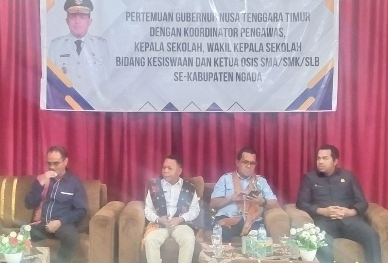 Gubernur NTT, Melkiades Laka Lena (kedua dari kanan) didampingi Bupati Ngada, Raymundus Bena (kedua dari kiri), Ketua DPRD Ngada, Romilus Juji (kanan) dan Kepala Dinas Pendidikan NTT, Ambrosius Kodo (kiri). (Foto: Frans Elfrat Dhena)