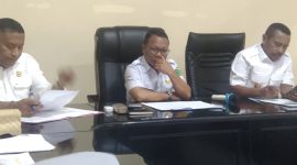 Bupati Ngada, Raymundus Bena (tengah) didampingi Wakil Bupati Ngada, Bernadinus Dhey Ngebu (kanan) dan Penjabat Sekda Ngada, Yohanes C. Watu Ngebu. (Foto: Elfrat Frans Dhena).