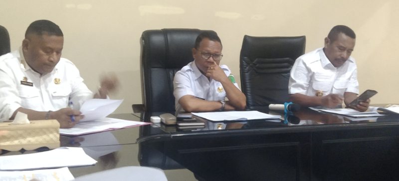 Bupati Ngada, Raymundus Bena (tengah) didampingi Wakil Bupati Ngada, Bernadinus Dhey Ngebu (kanan) dan Penjabat Sekda Ngada, Yohanes C. Watu Ngebu. (Foto: Elfrat Frans Dhena).