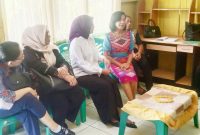 Istri Wakil Menteri Dalam Negeri, Yane Ardian Racham (Putih Berhijab) ketika Beraudiens dengan Pengelola Rumah AMAN Ngada. (Foto: Elfrat Frans Dhena)