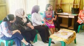 Istri Wakil Menteri Dalam Negeri, Yane Ardian Racham (Putih Berhijab) ketika Beraudiens dengan Pengelola Rumah AMAN Ngada. (Foto: Elfrat Frans Dhena)