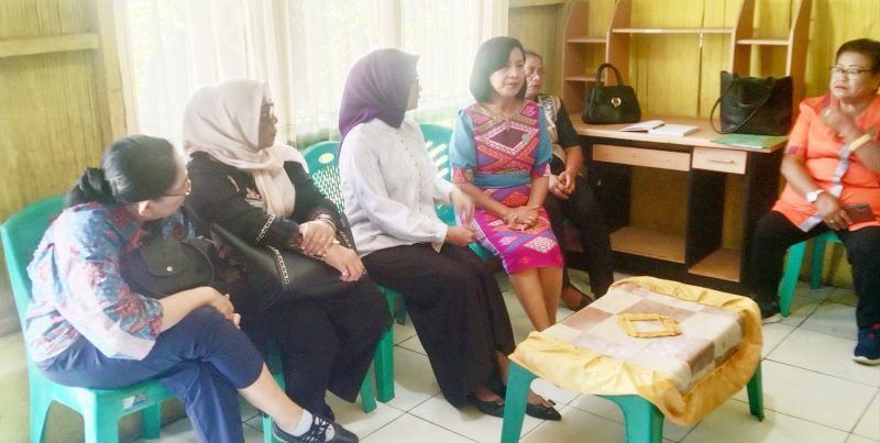 Istri Wakil Menteri Dalam Negeri, Yane Ardian Racham (Putih Berhijab) ketika Beraudiens dengan Pengelola Rumah AMAN Ngada. (Foto: Elfrat Frans Dhena)