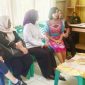 Istri Wakil Menteri Dalam Negeri, Yane Ardian Racham (Putih Berhijab) ketika Beraudiens dengan Pengelola Rumah AMAN Ngada. (Foto: Elfrat Frans Dhena)