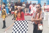 Asisten 2 Setda Ngada, Nicolaus Noywuli ketika melepas peserta lomba karnaval dalam rangka Festival GAYAIN 2025. (Foto: Elfrat Frans Dhena).