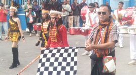 Asisten 2 Setda Ngada, Nicolaus Noywuli ketika melepas peserta lomba karnaval dalam rangka Festival GAYAIN 2025. (Foto: Elfrat Frans Dhena).
