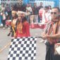 Asisten 2 Setda Ngada, Nicolaus Noywuli ketika melepas peserta lomba karnaval dalam rangka Festival GAYAIN 2025. (Foto: Elfrat Frans Dhena).