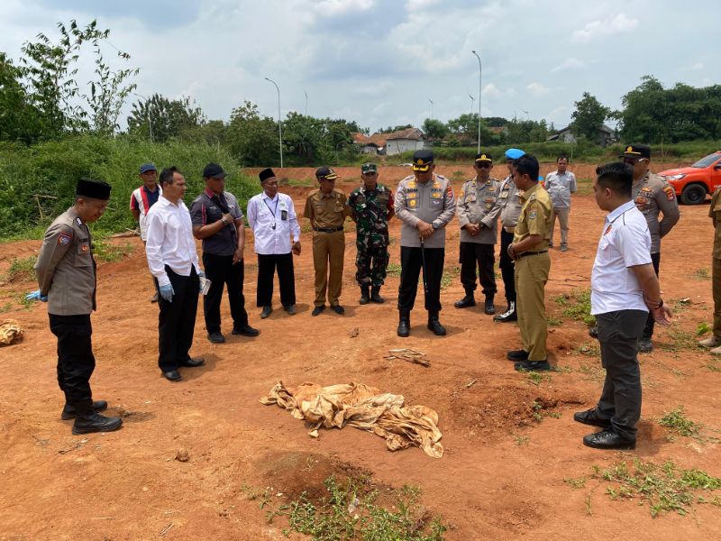 Penemuan kain kafan dan tulang belulang di bekas galian Kp. Kendal Lembur RT02 RW02 Desa Sindang Panon, Kecamatan Sindang Jaya, Kab Tangerang (Doc. Istimewa)
