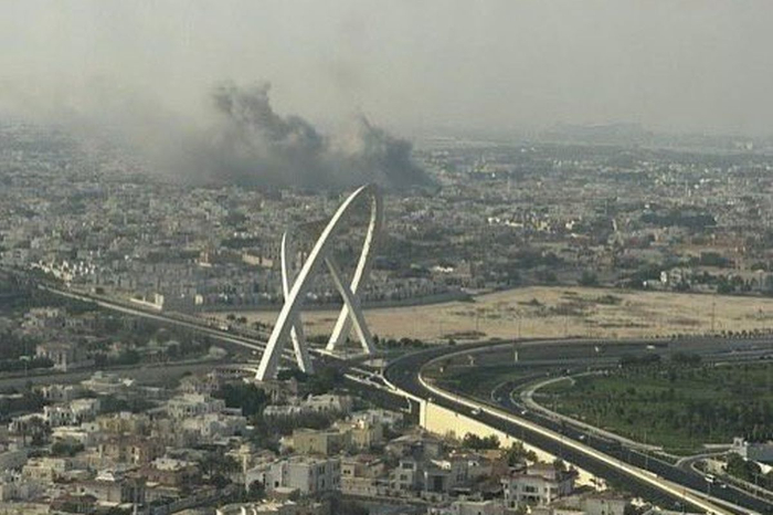 Asap terlihat membubung di Doha, Qatar, usai serangan Israel yang menargetkan pimpinan Hamas, Selasa (9/9/2025). China mengecam aksi tersebut dan mendesak Israel kembali ke meja perundingan.(X/EyeonPalestine)