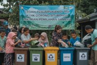 Foto Ilustrasi - KLHK mendorong Situbondo terapkan pemilahan sampah rumah tangga guna kurangi penumpukan di TPA dan wujudkan pengelolaan ramah lingkungan. (AI Generated/Metrosiar)
