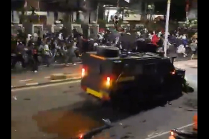 Kompol Cosmas Kaju Gae, mantan Komandan Batalyon Resimen IV Korps Brimob Polri, resmi dipecat dari institusi kepolisian. (Tangkapan Layar) Keputusan ini diambil setelah Sidang Komisi Kode Etik Polri (KKEP) menyatakan Cosmas bersalah karena terlibat dalam insiden yang menewaskan seorang pengemudi ojek online, Affan Kurniawan.