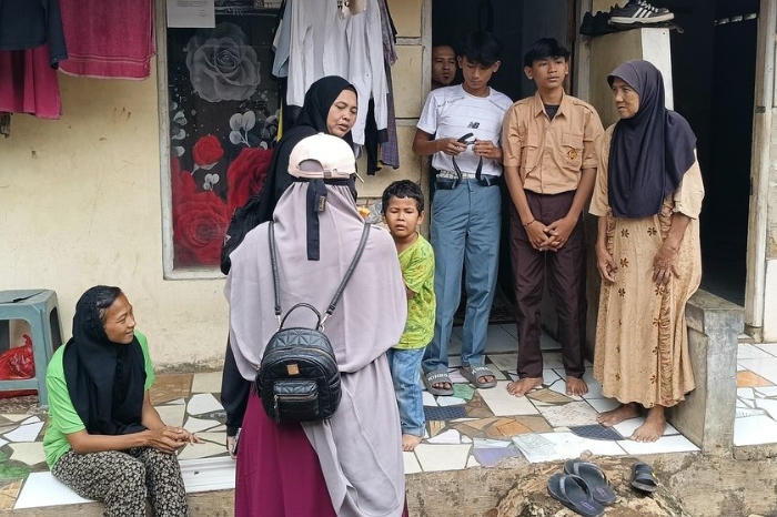 Kisah nyata dua kakak adik di Bogor bergantian pakai seragam Pramuka, viral dan akhirnya mendapat bantuan untuk sekolah. (Foto: Dok. Kompas.com)
