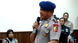 Kompol Cosmas Kaju Gae divonis dipecat tidak hormat usai dinilai tak profesional tangani demo di Jakarta, Ia menangis, menengadah, dan buat tanda Salib. (Tangkapan Layar)