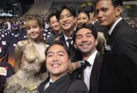 Lisa BLACKPINK berfoto bersama aktor Indonesia di Busan International Film Festival 2025. Momen langka ini langsung viral di media sosial. (Instagram/@aryaibrahims)