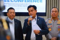 Pascademo Jakarta, Tiga Orang Dilaporkan Hilang dan Polisi Bentuk Posko Pengaduan. Menko Kumham Imipas, Yusril Ihza (tengah). (Instagram/kumham.imipas)