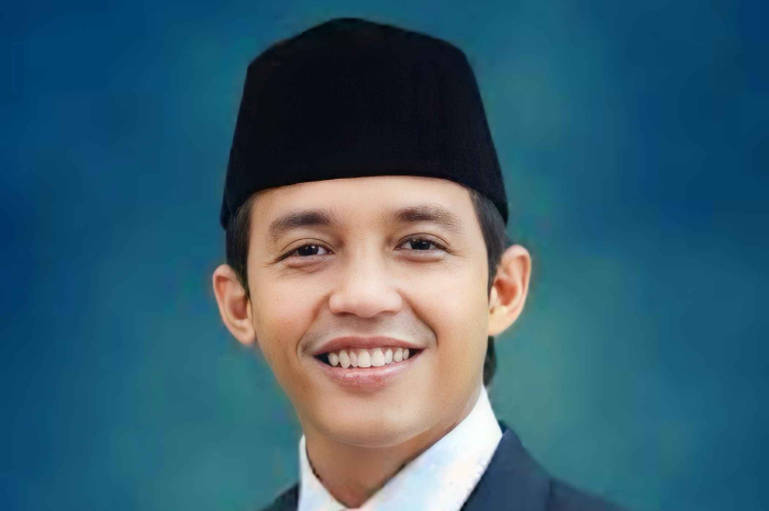 Menteri Kehutanan Raja Juli Antoni yang sedang asyik mengocok kartu—eh, maksudnya batu domino—bersama Abdul Kadir Karding