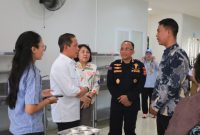 Menteri Hanif Faisol Nurofiq meninjau layanan Makan Bergizi Gratis ramah lingkungan di Denpasar, Bali. (DOK. Kemenlh)