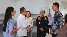 Menteri Hanif Faisol Nurofiq meninjau layanan Makan Bergizi Gratis ramah lingkungan di Denpasar, Bali. (DOK. Kemenlh)