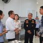 Menteri Hanif Faisol Nurofiq meninjau layanan Makan Bergizi Gratis ramah lingkungan di Denpasar, Bali. (DOK. Kemenlh)