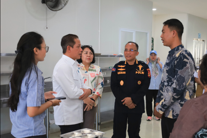 Menteri Hanif Faisol Nurofiq meninjau layanan Makan Bergizi Gratis ramah lingkungan di Denpasar, Bali. (DOK. Kemenlh)