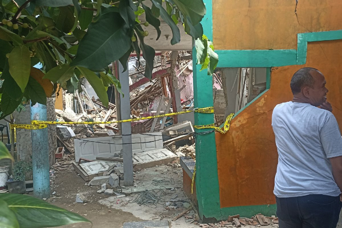 Penampakan rumah warga usai ledakan mengguncang Pondok Cabe, Tangerang Selatan, lima rumah rusak, empat warga luka-luka, polisi selidiki penyebabnya. (Dok. Istimewa)