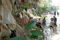 Aksi bersih Sungai Selokambang temukan sampah lawas dan mikroplastik. Ecoton sebut 50% darah manusia sudah tercemar. (Foto: BeritaJatim.com)