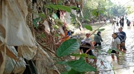 Aksi bersih Sungai Selokambang temukan sampah lawas dan mikroplastik. Ecoton sebut 50% darah manusia sudah tercemar. (Foto: BeritaJatim.com)