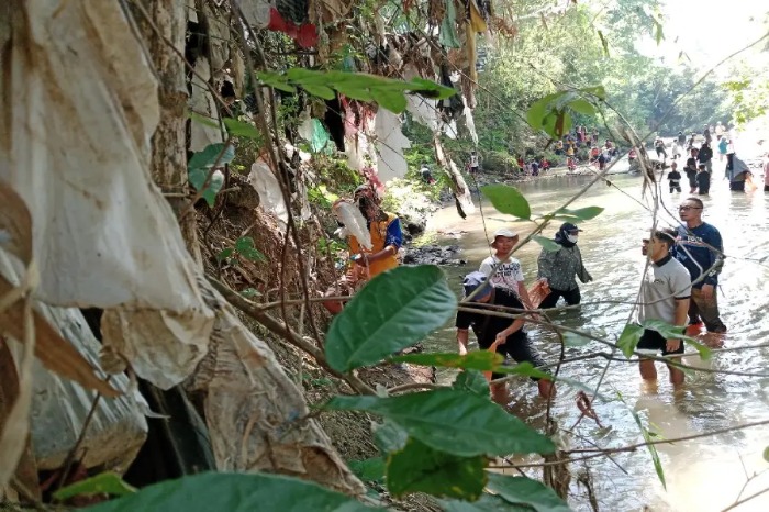Aksi bersih Sungai Selokambang temukan sampah lawas dan mikroplastik. Ecoton sebut 50% darah manusia sudah tercemar. (Foto: BeritaJatim.com)