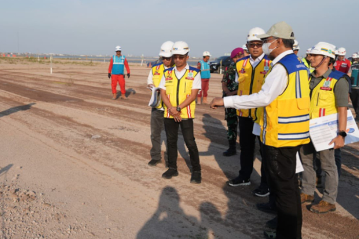 Progres Tol Semarang-Demak Seksi 1 capai 52,27%. Proyek terintegrasi tanggul laut ini ditargetkan jadi solusi banjir rob pesisir. (X/KemenPU)