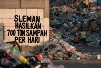 Sleman hasilkan 700 ton sampah per hari. DLH dorong warga pilah sampah, terapkan 3R, dan manfaatkan teknologi magot serta biopori. (Ilustrasi AI Generated)