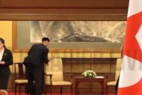 Staf Kim Jong Un bersihkan kursi dan meja usai bertemu Putin di Beijing, protokol ketat cegah pencurian DNA jadi sorotan dunia.
(Tangkapan layar X @runews)