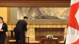 Staf Kim Jong Un bersihkan kursi dan meja usai bertemu Putin di Beijing, protokol ketat cegah pencurian DNA jadi sorotan dunia.
(Tangkapan layar X @runews)