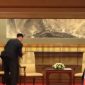 Staf Kim Jong Un bersihkan kursi dan meja usai bertemu Putin di Beijing, protokol ketat cegah pencurian DNA jadi sorotan dunia.
(Tangkapan layar X @runews)