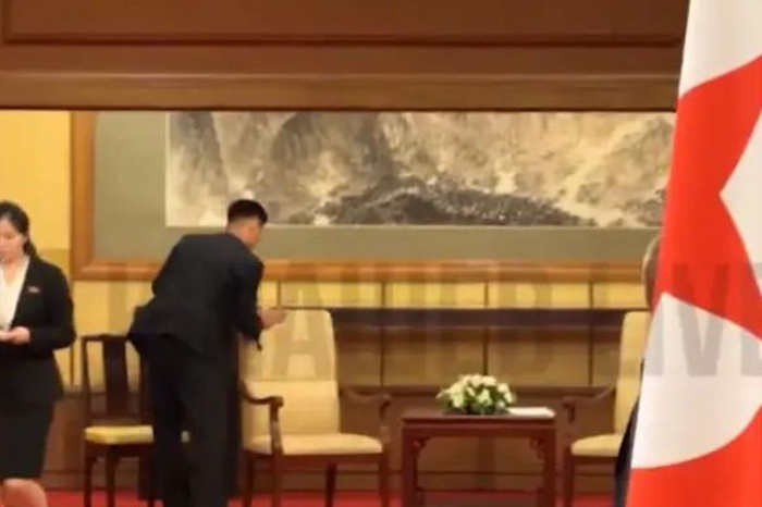 Staf Kim Jong Un bersihkan kursi dan meja usai bertemu Putin di Beijing, protokol ketat cegah pencurian DNA jadi sorotan dunia.
(Tangkapan layar X @runews)