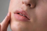 Ilustrasi - Tips alami mencerahkan bibir gelap dengan madu, minyak kelapa, gula, dan mentimun agar tampak sehat, lembap, dan lebih cerah. (Foto: Freepik/freepik) 
