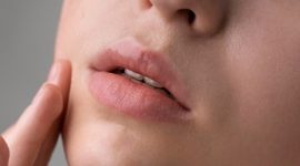 Ilustrasi - Tips alami mencerahkan bibir gelap dengan madu, minyak kelapa, gula, dan mentimun agar tampak sehat, lembap, dan lebih cerah. (Foto: Freepik/freepik) 