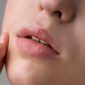 Ilustrasi - Tips alami mencerahkan bibir gelap dengan madu, minyak kelapa, gula, dan mentimun agar tampak sehat, lembap, dan lebih cerah. (Foto: Freepik/freepik) 