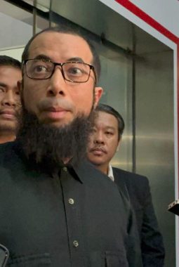 KPK Periksa Ustaz Khalid Basalamah sebagai Pemilik Travel Haji, Bukan Jemaah