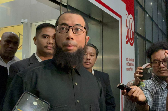 Ustaz Khalid Zeed Abdullah Basalamah, Direktur sekaligus pemilik PT Zahra Oto Mandiri (Uhud Tour), telah selesai menjalani pemeriksaan oleh Komisi Pemberantasan Korupsi (KPK) di Gedung Merah Putih, Jakarta, Selasa (9/9/2025). (Foto: Dok. Kompas.com)