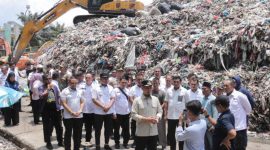 Wali Kota Pekanbaru Agung Nugroho meninjau TPA Muara Fajar yang hampir penuh. Ia tekankan pentingnya pengendalian sampah dan larangan plastik sekali pakai. (Foto: m.riauaktual.com)