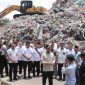 Wali Kota Pekanbaru Agung Nugroho meninjau TPA Muara Fajar yang hampir penuh. Ia tekankan pentingnya pengendalian sampah dan larangan plastik sekali pakai. (Foto: m.riauaktual.com)