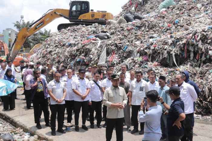 Wali Kota Pekanbaru Agung Nugroho meninjau TPA Muara Fajar yang hampir penuh. Ia tekankan pentingnya pengendalian sampah dan larangan plastik sekali pakai. (Foto: m.riauaktual.com)
