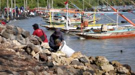Ribuan warga Surabaya ikut aksi bersih Pantai Tambak Wedi dalam World Cleanup Day 2025 bersama Pemkot, komunitas, TNI, dan Polri. (Foto: Humas Pemkot Surabaya/surabaya.go.id)