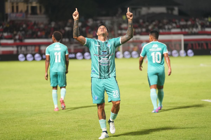 Luquinhas PSBS Biak merayakan golnya ke gawang Semen Padang. (Dok. PSBS Biak)