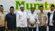 Sesi foto bersama Dr. K.H. Arif Hidayat, S., MA.Hum setelah kegiatan Mumtaz dok pribadi