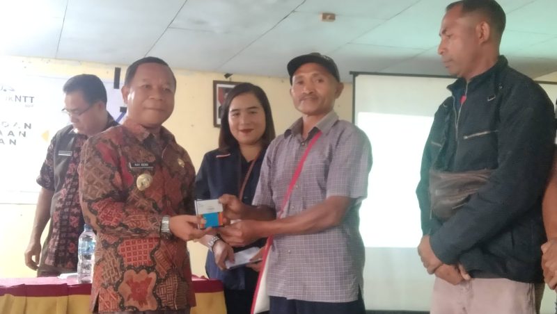 Bupati Ngada, Raymundus Bena ketika menyerahkan Buku Rekening Bank NTT berisi Insentif kepada salah satu RT di Kecamatan Golewa. (Foto: Elfrat Frans Dhena)