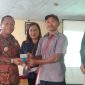 Bupati Ngada, Raymundus Bena ketika menyerahkan Buku Rekening Bank NTT berisi Insentif kepada salah satu RT di Kecamatan Golewa. (Foto: Elfrat Frans Dhena)