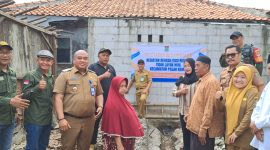 Pemerintah Kecamatan Pasar Kemis Bedah Rumah Warga Kurang Mampu