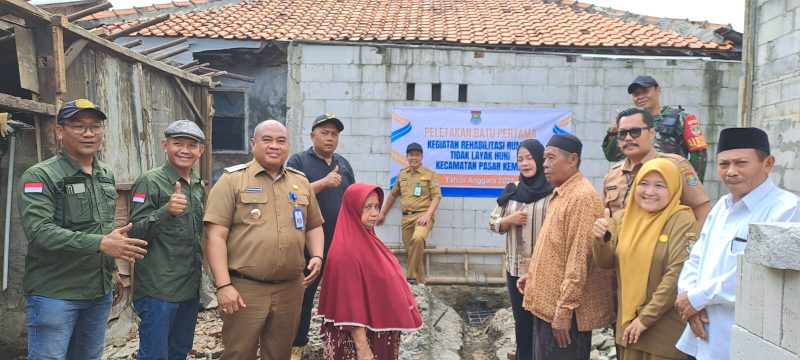 Pemerintah Kecamatan Pasar Kemis Bedah Rumah Warga Kurang Mampu